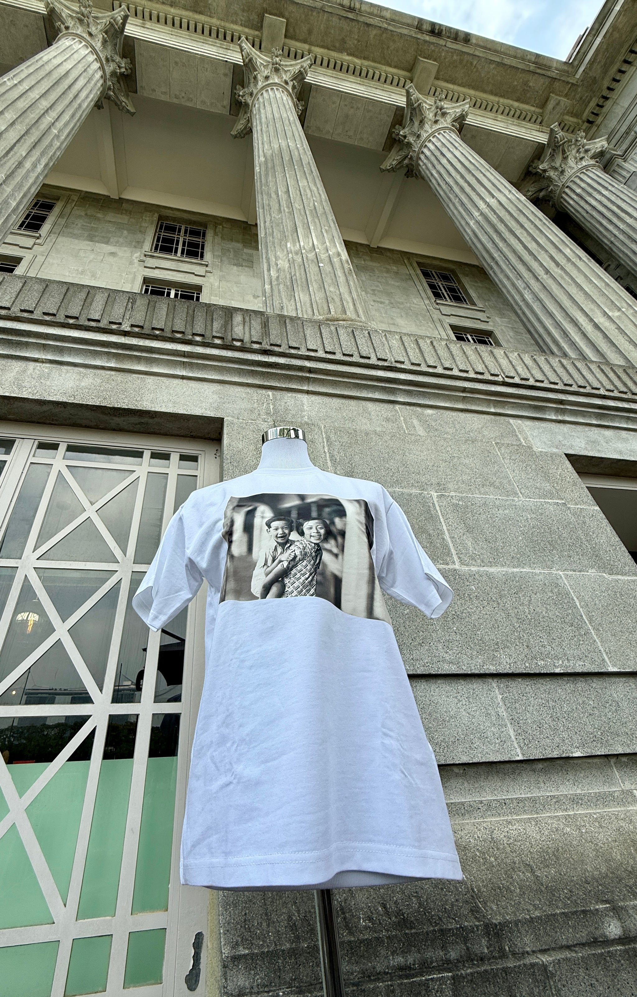 TWO CHILDREN ON SOUTH BOAT QUAY Oversized TEE