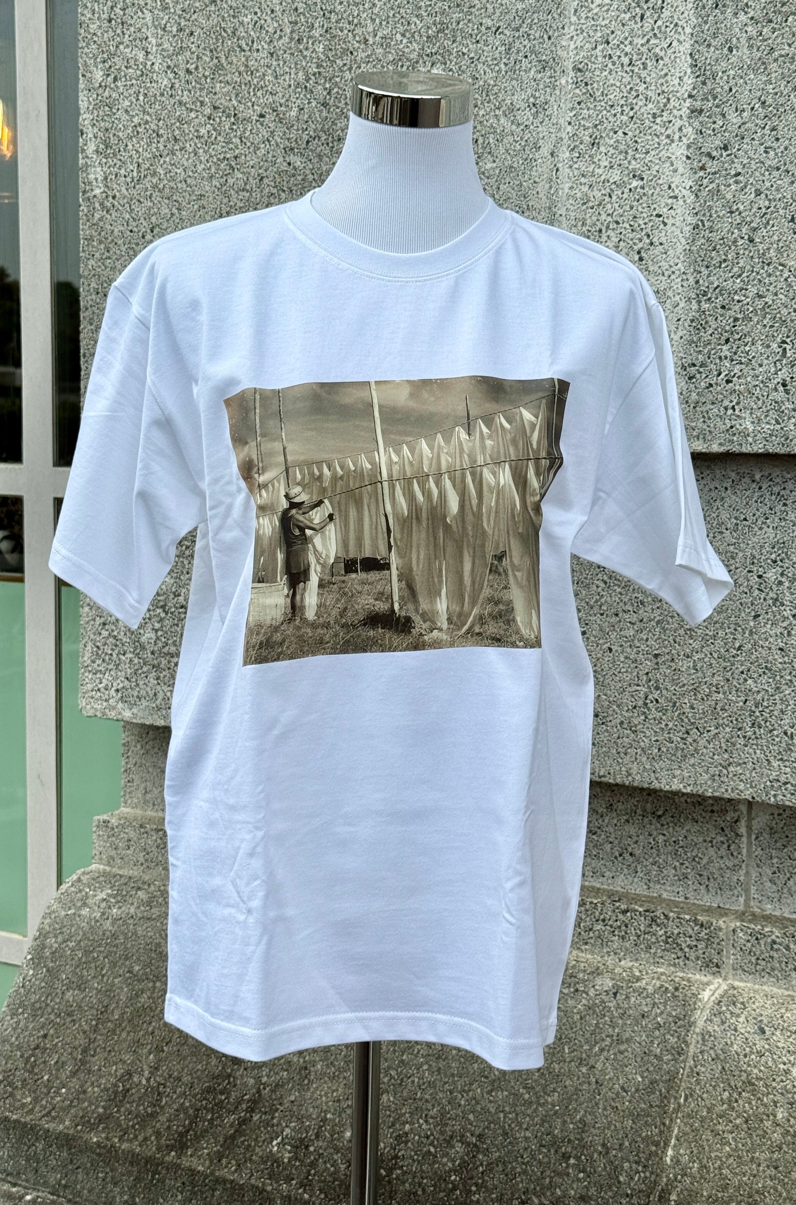 INDIAN LAUNDRY MAN HANGING SHEETS Oversized TEE