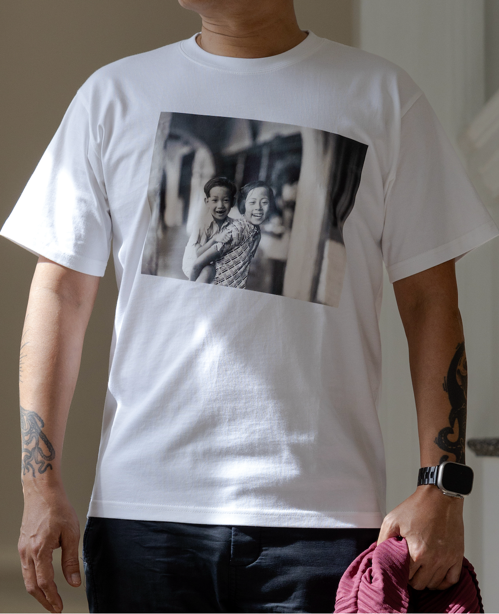 TWO CHILDREN ON SOUTH BOAT QUAY OVERSIZED TEE