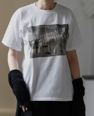 INDIAN LAUNDRY MAN HANGING SHEETS OVERSIZED TEE