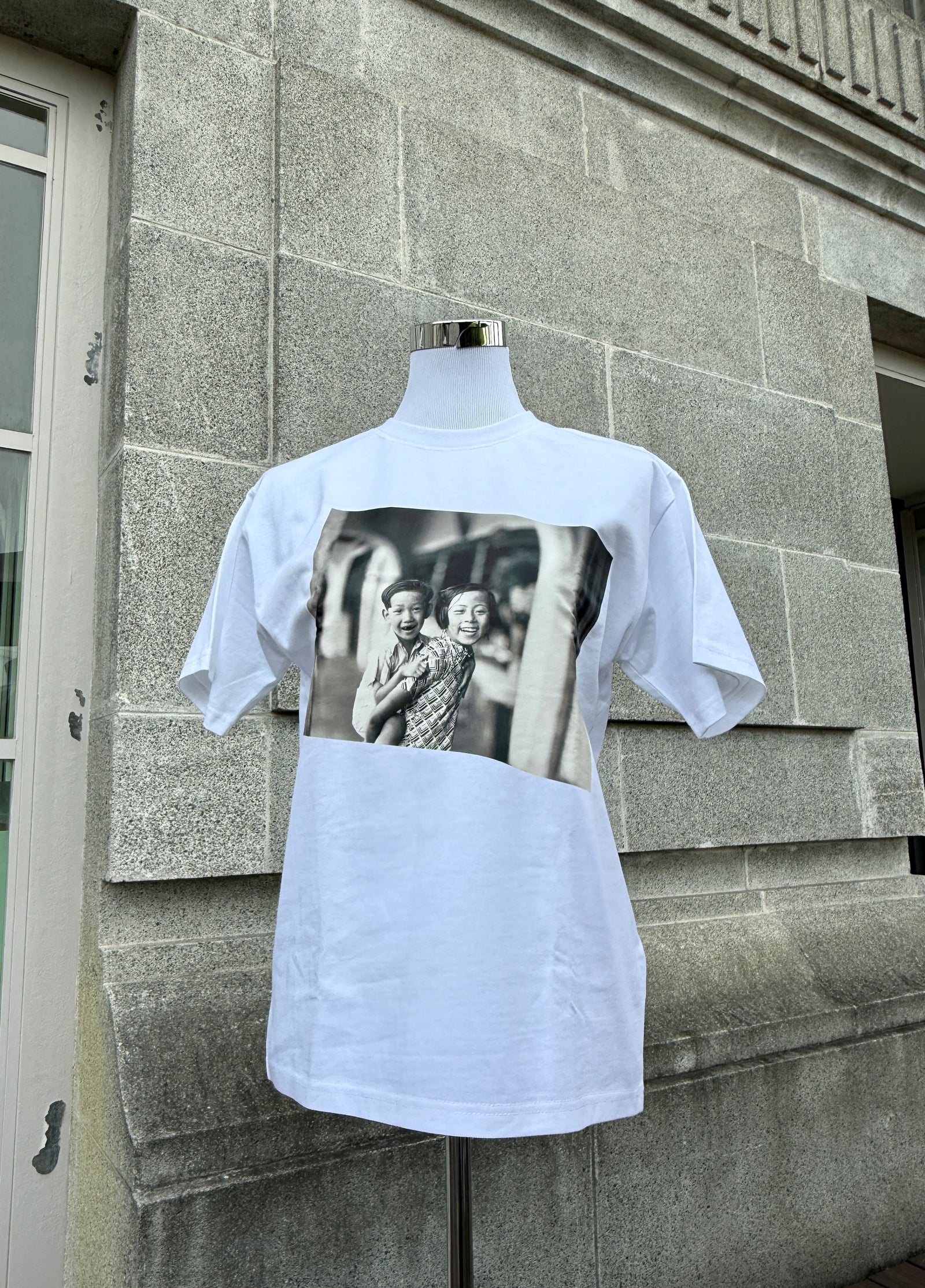 TWO CHILDREN ON SOUTH BOAT QUAY Oversized TEE